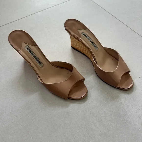 MANOLO BLAHNIK Nude Patent Leather Slide Wedges Size 39