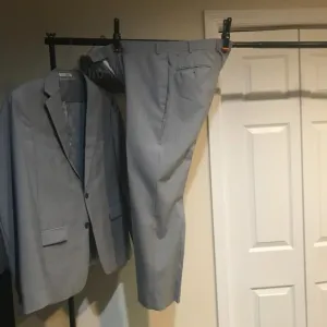 MEN'S DRESS SUIT BY CALVIN KLEIN GRAY JACKET 40W33W PANTS 36W SLIM FIT