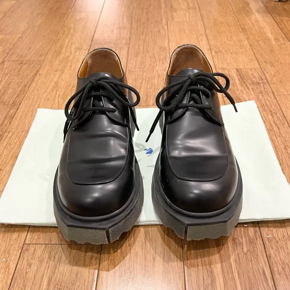 Mens Off White sponge sole black shoes.