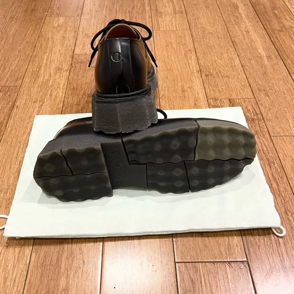 Mens Off White sponge sole black shoes.