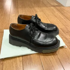 Mens Off White sponge sole black shoes.