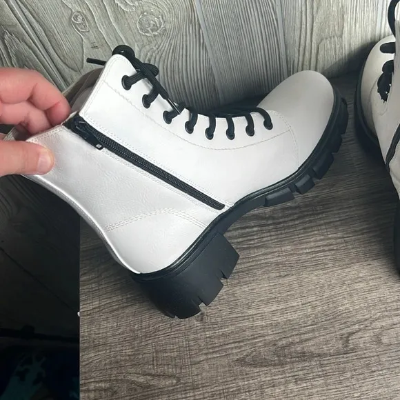 MIA Size 9M Women's Tauren White Tango Combat Boots Mid Heel 2&quot; NIB