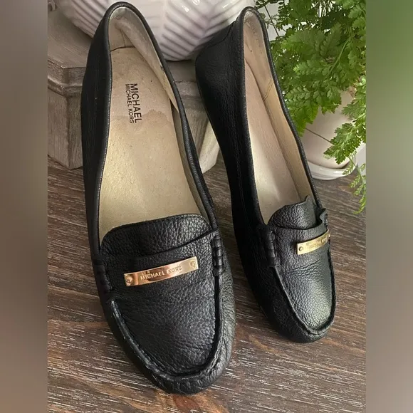 Michael Kors MK Women’s 8M Black Leather Loafers Gold Name Plate Shoes