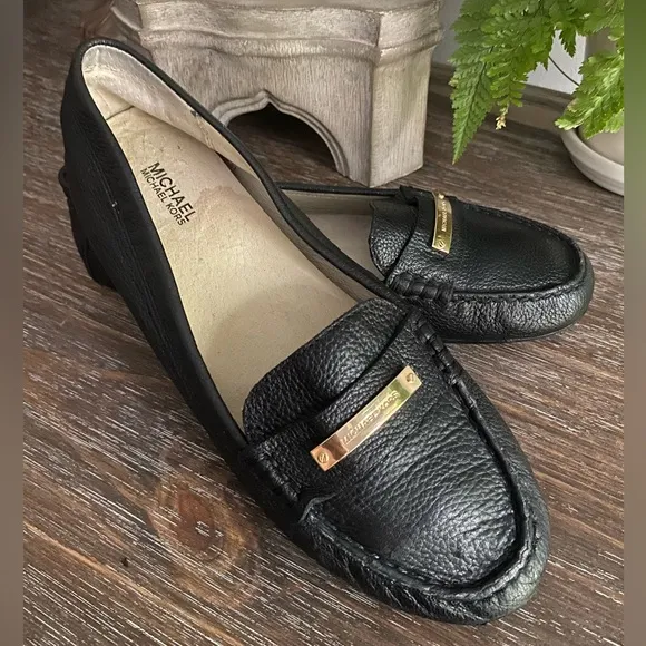 Michael Kors MK Women’s 8M Black Leather Loafers Gold Name Plate Shoes
