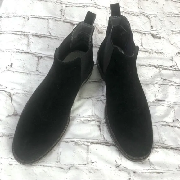 Modern Fiction Black Suede Boots Pull On Stretch Panels with Pull Straps sz 10.5