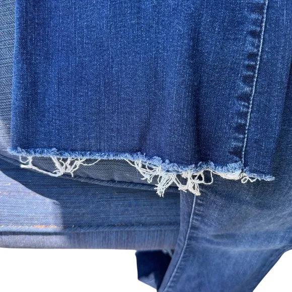 MOTHER Weekender Fray Mint Condition Flared Jeans Size 29