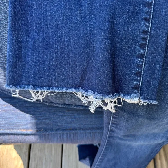 MOTHER Weekender Fray Mint Condition Flared Jeans Size 29