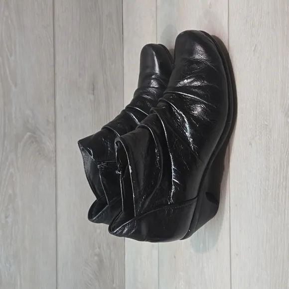 Naot Women Advance Glossy Ankle Leather Heels Boots shoes sz 40/9