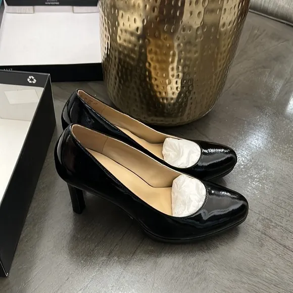 Naturalizer TERESA Almond Toe Pumps