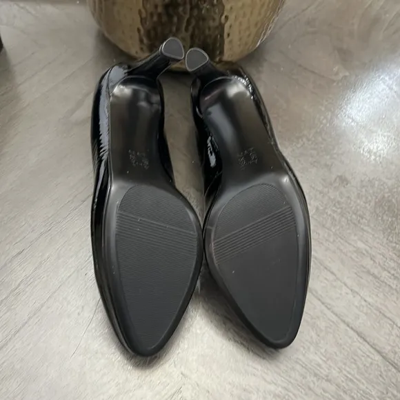 Naturalizer TERESA Almond Toe Pumps