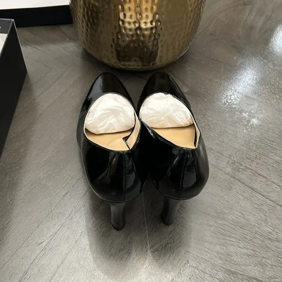Naturalizer TERESA Almond Toe Pumps