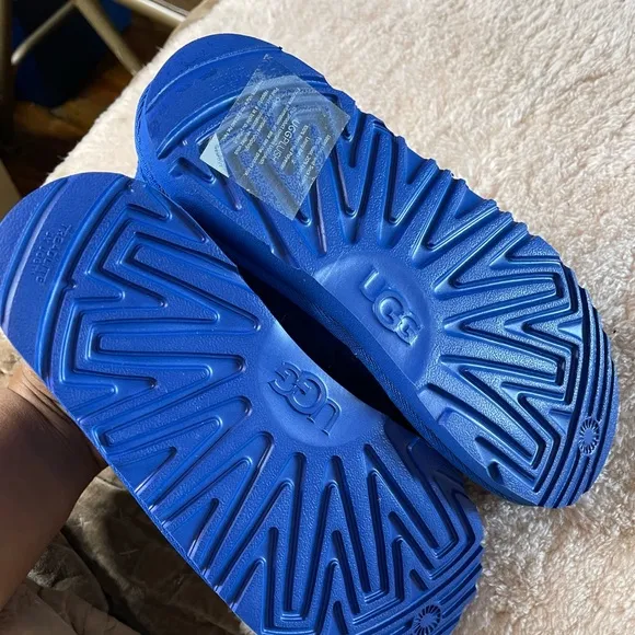 New authentic UGG Kids Neumel 2 waterproof blue lace up boots size 4 unisex