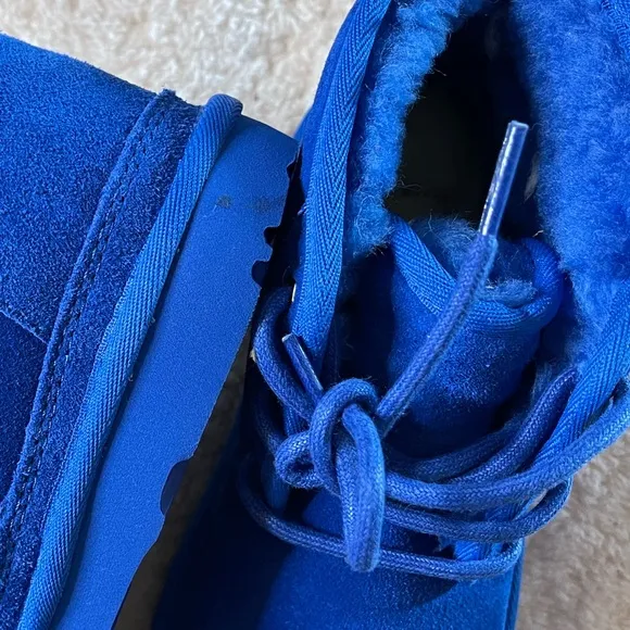New authentic UGG Kids Neumel 2 waterproof blue lace up boots size 4 unisex