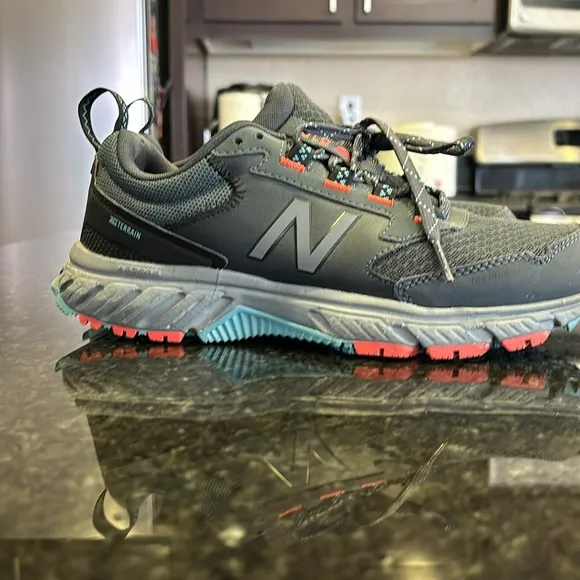 🌟New balance 510 v5- by shoes for crews, slip resistant size 9