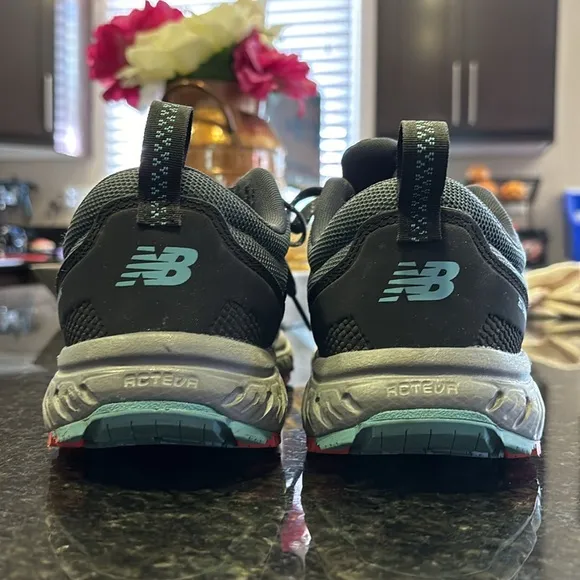 🌟New balance 510 v5- by shoes for crews, slip resistant size 9