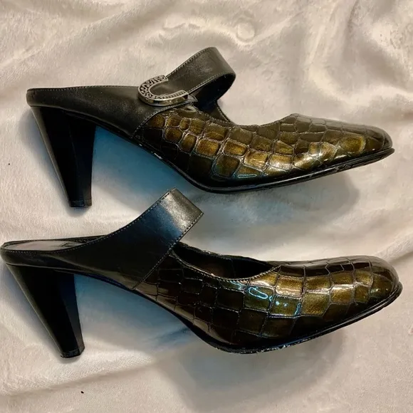 NEW Brighton Beau Mules Sz 7.5 Italy Patent Leather Olive Bronze Crocodile