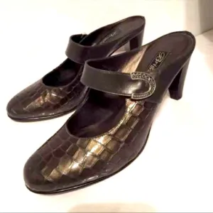 NEW Brighton Beau Mules Sz 7.5 Italy Patent Leather Olive Bronze Crocodile
