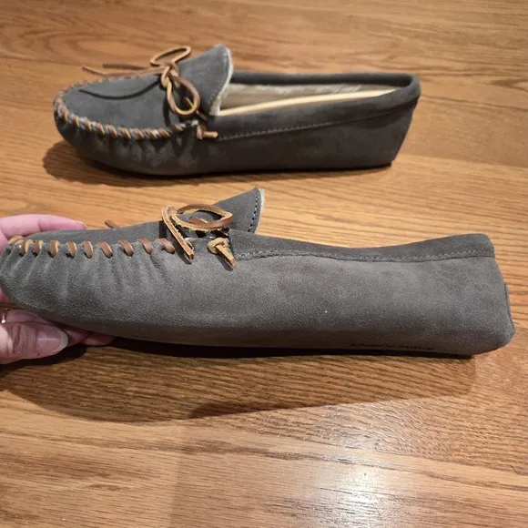 New Minnetonka Slippers Men's 12 Pile Fur Lined Softsole Gray Slip On Moccasin