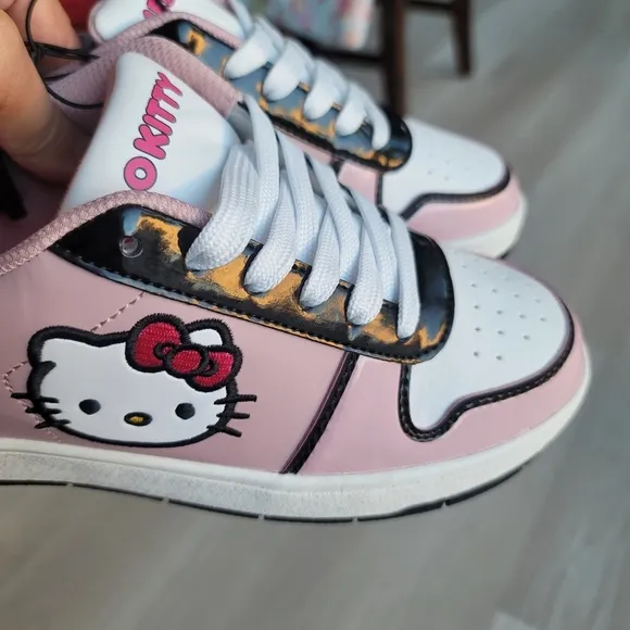 🦃🦃NEW SANRIO HELLO KITTY Pink/White Shoes Sneakers size 7