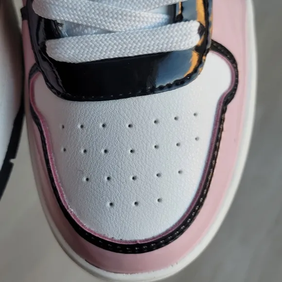 🦃🦃NEW SANRIO HELLO KITTY Pink/White Shoes Sneakers size 7
