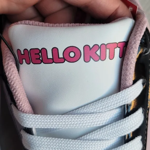 🦃🦃NEW SANRIO HELLO KITTY Pink/White Shoes Sneakers size 7
