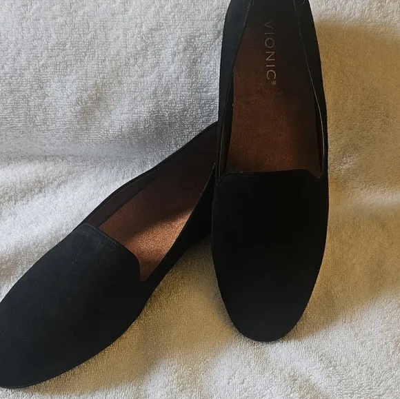 New Vionic Willa Black Suede Slip On Flat Comfort Shoe Loafer Women's Size 9.5