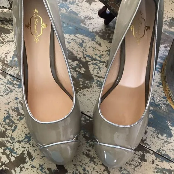 NEW Footcandy Crissy Platform Heels in Taupe Patent Leather NIB