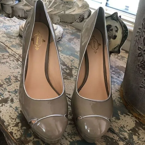 NEW Footcandy Crissy Platform Heels in Taupe Patent Leather NIB