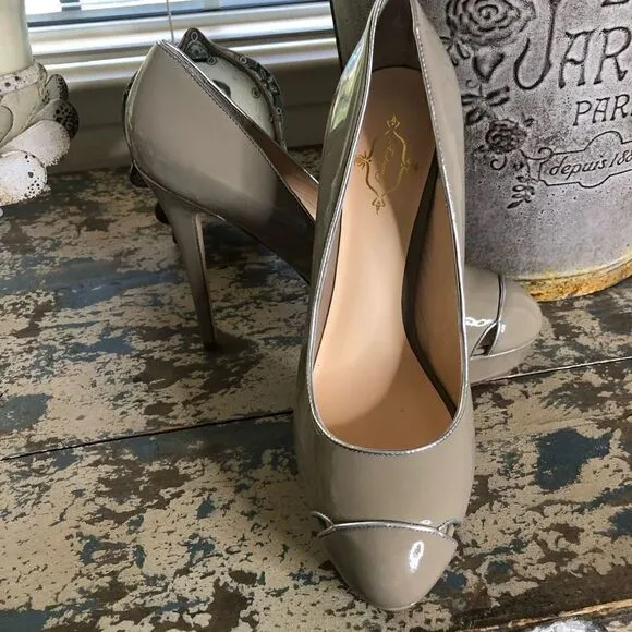 NEW Footcandy Crissy Platform Heels in Taupe Patent Leather NIB