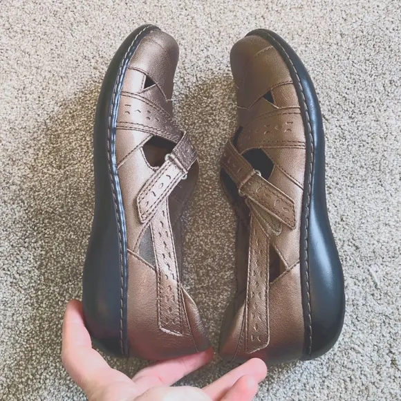 NIB Clarks Women's Bronze Shoes size 7.5 😍 SUPER CUTE!!😍