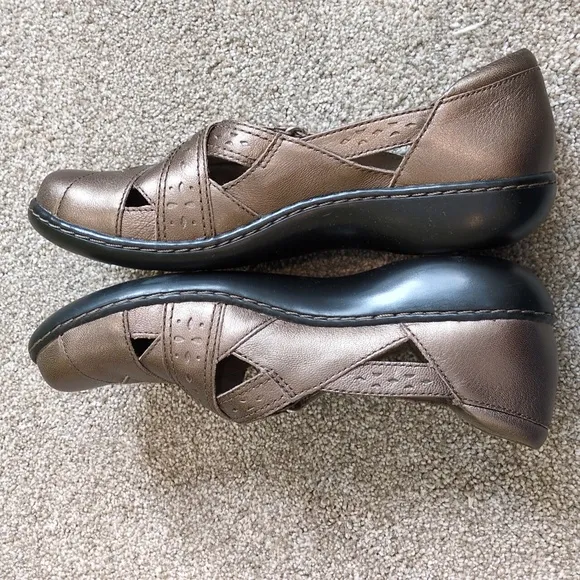 NIB Clarks Women's Bronze Shoes size 7.5 😍 SUPER CUTE!!😍