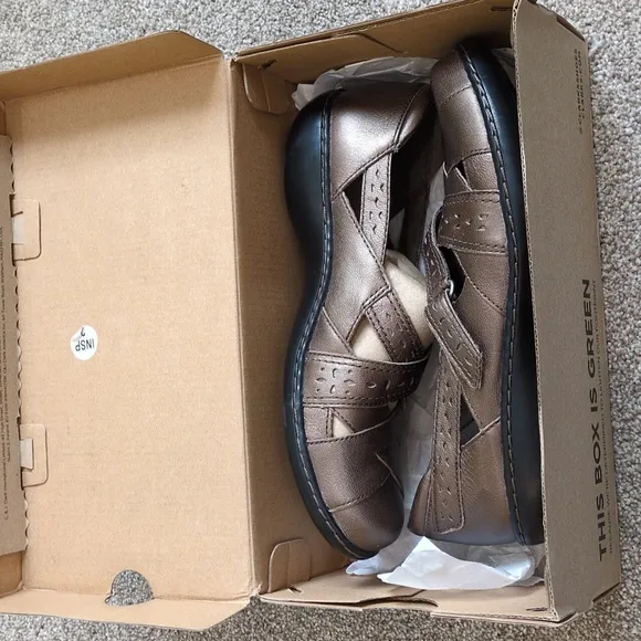NIB Clarks Women's Bronze Shoes size 7.5 😍 SUPER CUTE!!😍