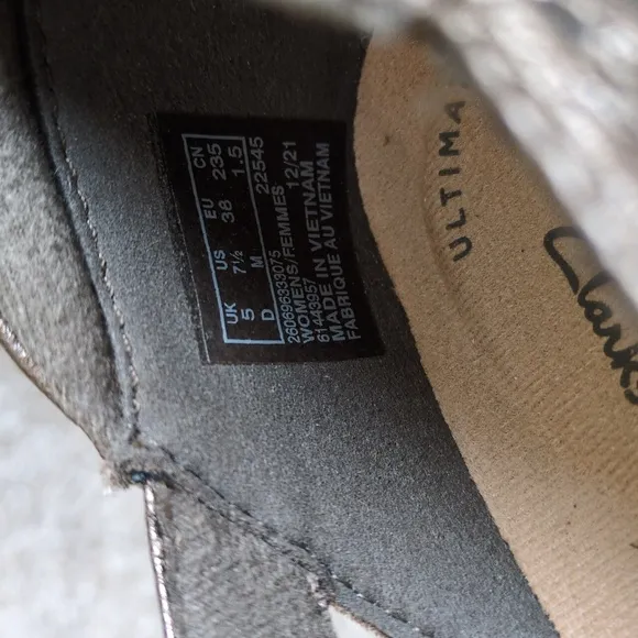 NIB Clarks Women's Bronze Shoes size 7.5 😍 SUPER CUTE!!😍
