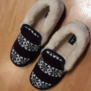 NIB Clarks Women's Size 11M Indoor/Outdoor Slippers