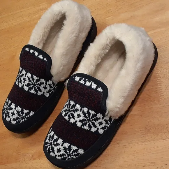 NIB Clarks Women's Size 11M Indoor/Outdoor Slippers