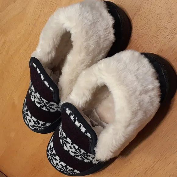 NIB Clarks Women's Size 11M Indoor/Outdoor Slippers