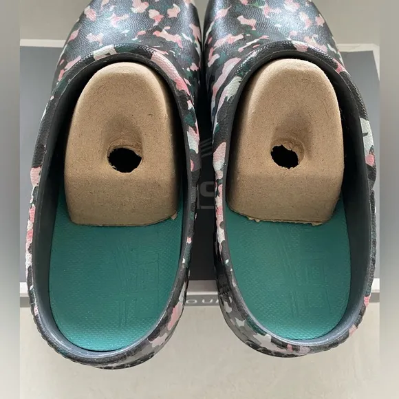 NIB Dansko Women’s Kane Molded Camo Size 38 US 7.5-8 Comfort Shoes Green Pink