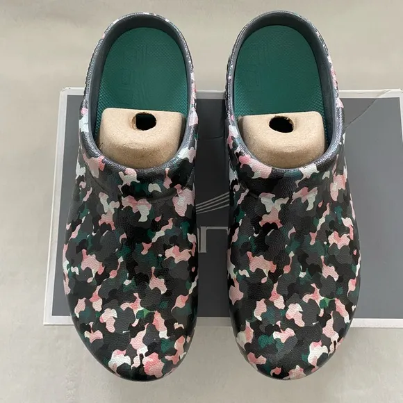 NIB Dansko Women’s Kane Molded Camo Size 38 US 7.5-8 Comfort Shoes Green Pink