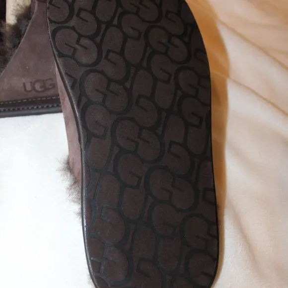 NIB UGG MEN'S‎ SUEDE SHEARLING LINED SCUFF SLIPPERS STOUT BROWN