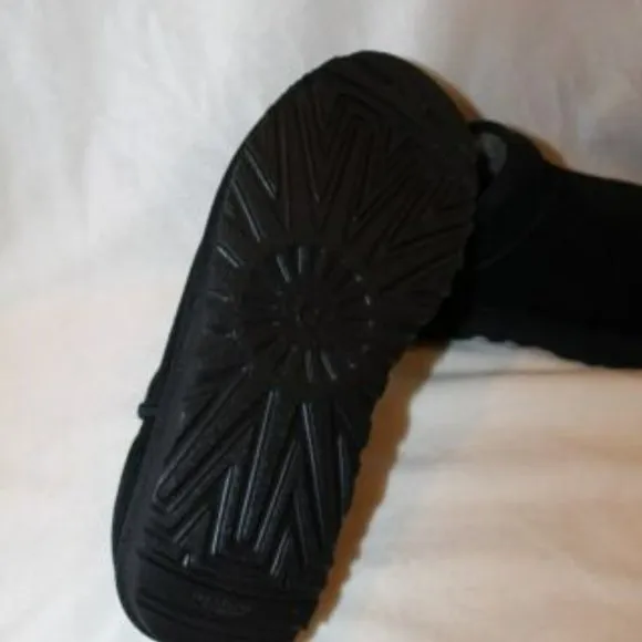 NIB UGG WOMEN'S CLASSIC‎ SUEDE SHEARLING LINED SLIPPERS BLACK