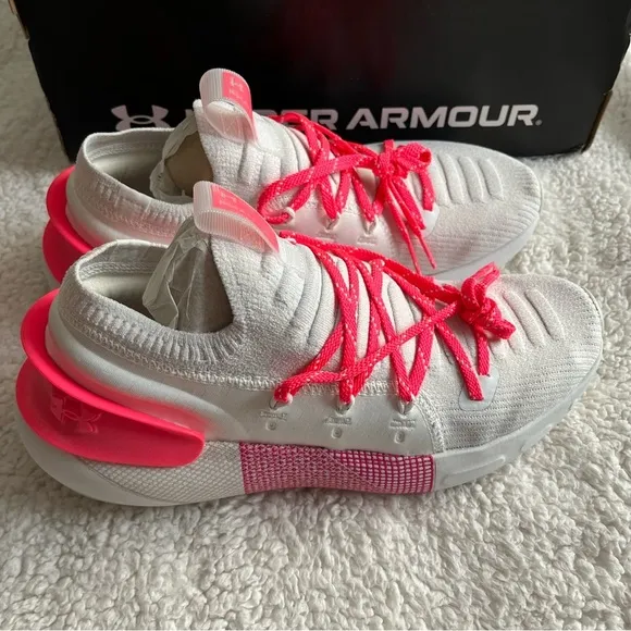 NIB Under Armour Women's HOVR Phantom 3 Reflect in White / Gray / Pink Size 9.5