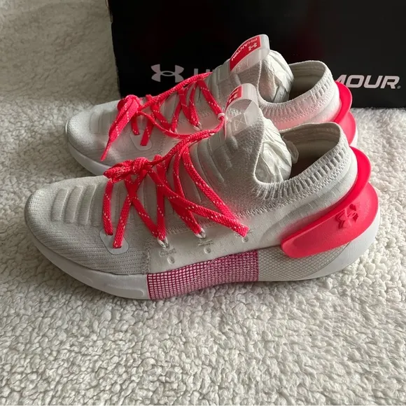 NIB Under Armour Women's HOVR Phantom 3 Reflect in White / Gray / Pink Size 9.5