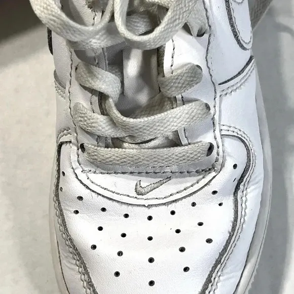 Nike Air Force 1 LE (PS) size 11C white preschool kid tennis shoes used