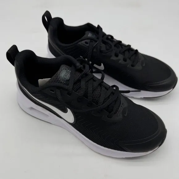 Nike Air Max Nuaxis  / Mens Size 9.5