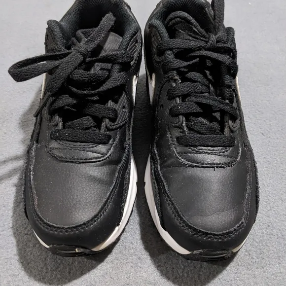 Nike Air Max sz 2.5Y kids black and‎ white
