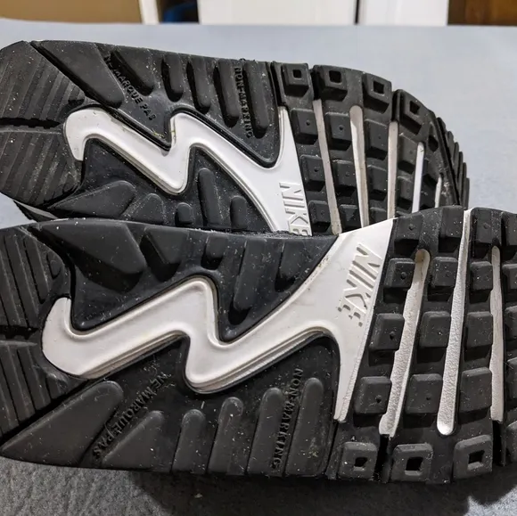 Nike Air Max sz 2.5Y kids black and‎ white