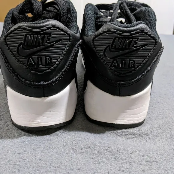 Nike Air Max sz 2.5Y kids black and‎ white