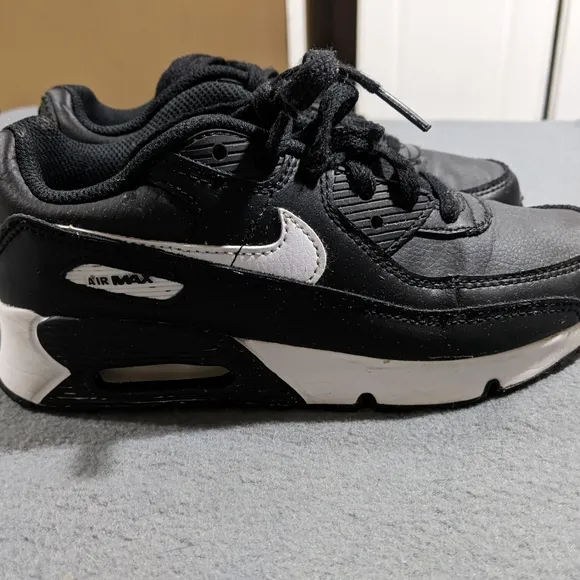 Nike Air Max sz 2.5Y kids black and‎ white