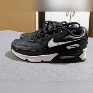 Nike Air Max sz 2.5Y kids black and‎ white