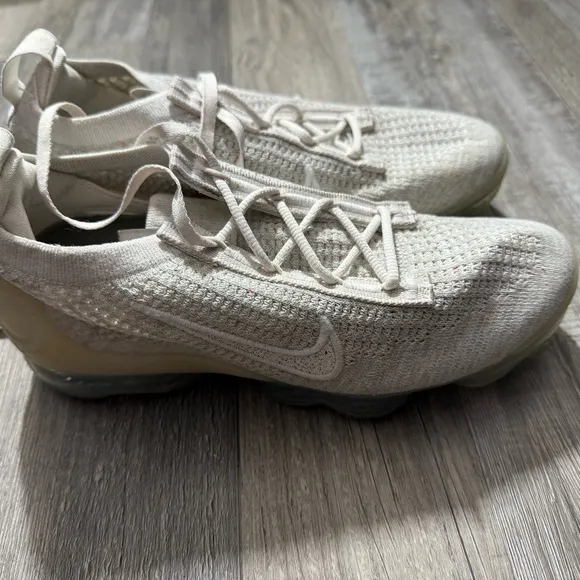 Nike Cream Knit Athletic Shoes with Cushioned Sole Activewear gym running